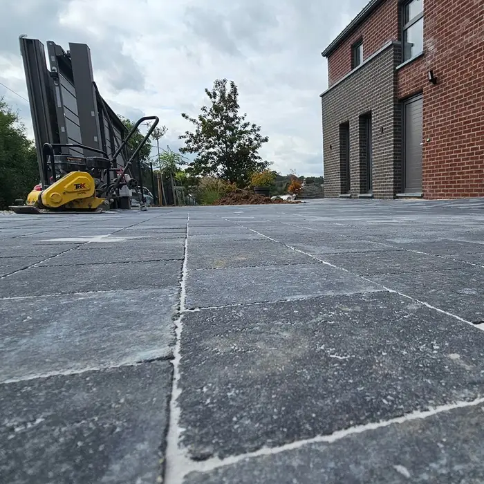 Pose de dalles pour la création d'une terrasse